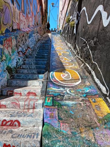 Escalera y resbalín intervenidos con arte urbano en Valparaíso