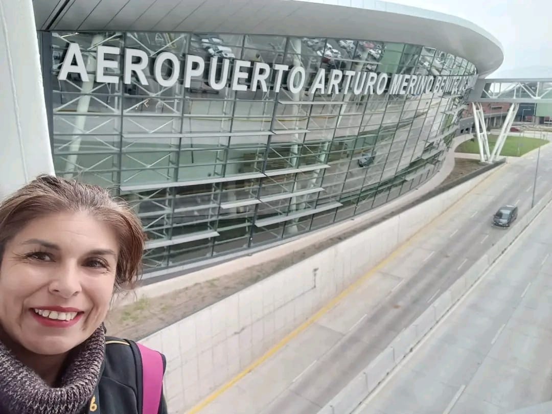 Patricia de EVI frente al Aeropuerto Arturo Merino Benítez en Santiago