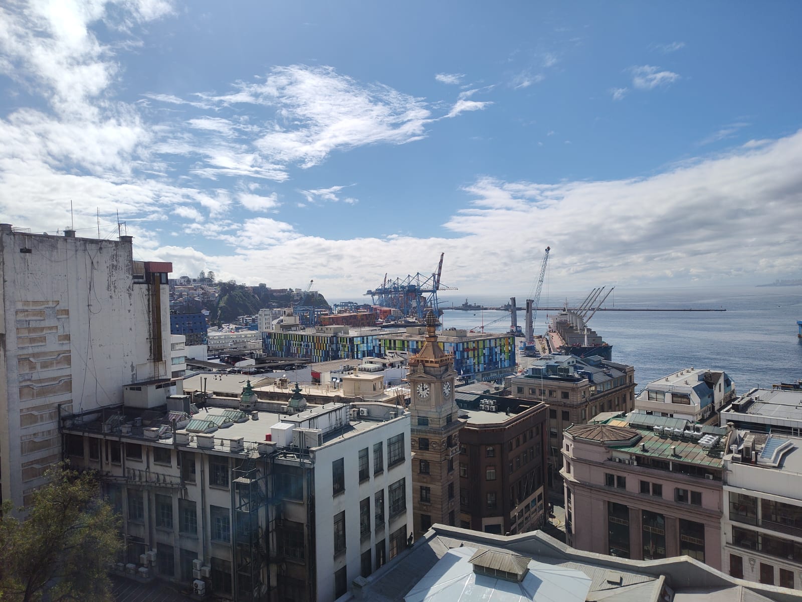 Vista panorámica de Valparaíso y su puerto