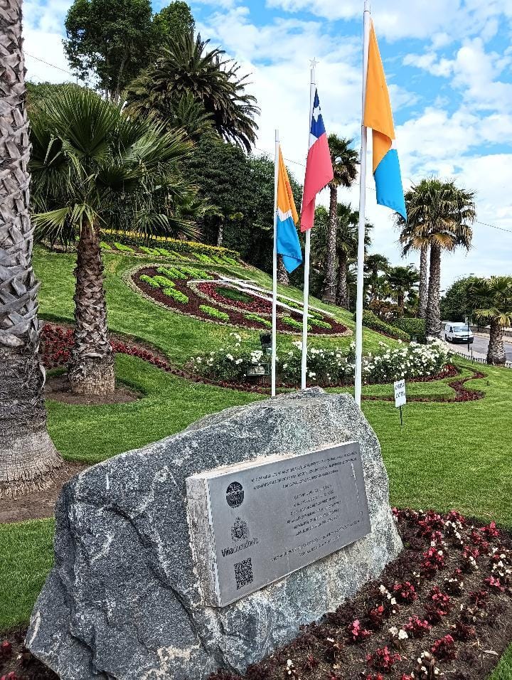 Reloj de Flores de Viña del Mar, con jardines, palmeras y banderas en el entorno